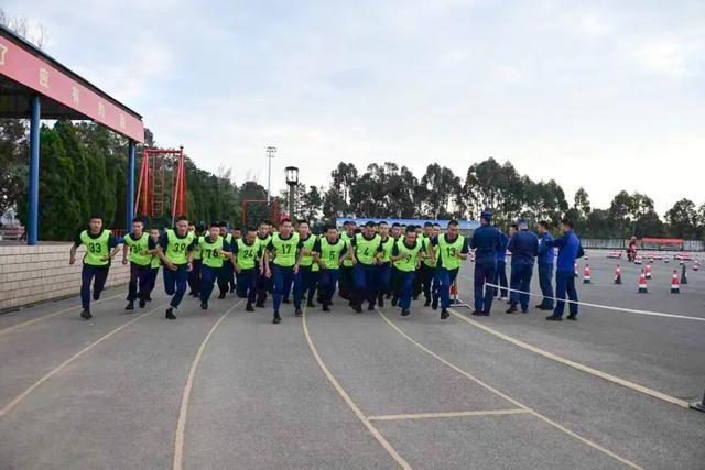 新蓝亮剑丨云南省森林消防总队新训大队严密组织2025年新入职消防员阶段性体能考核(1)