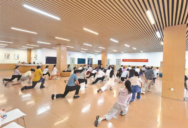 龙华探索精障治疗非药物干预新路径——构建“运动康复+情绪疏导+健康管理”干预模式为严重精神障碍患者及家庭提供支持(1)